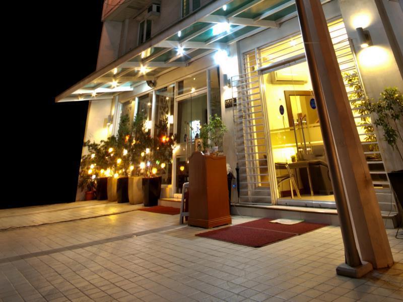 Avitel Hotel Makati City Exteriör bild