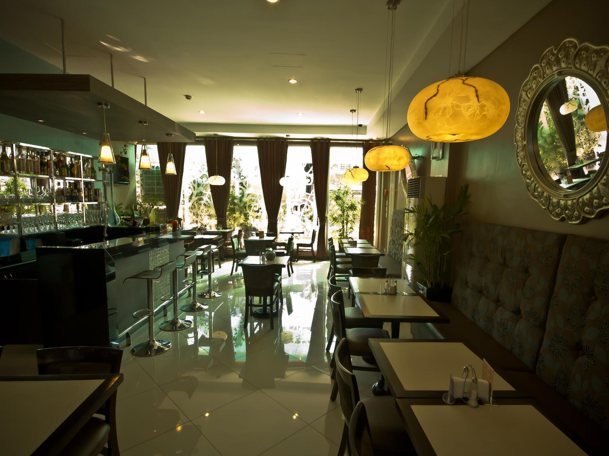 Avitel Hotel Makati City Exteriör bild