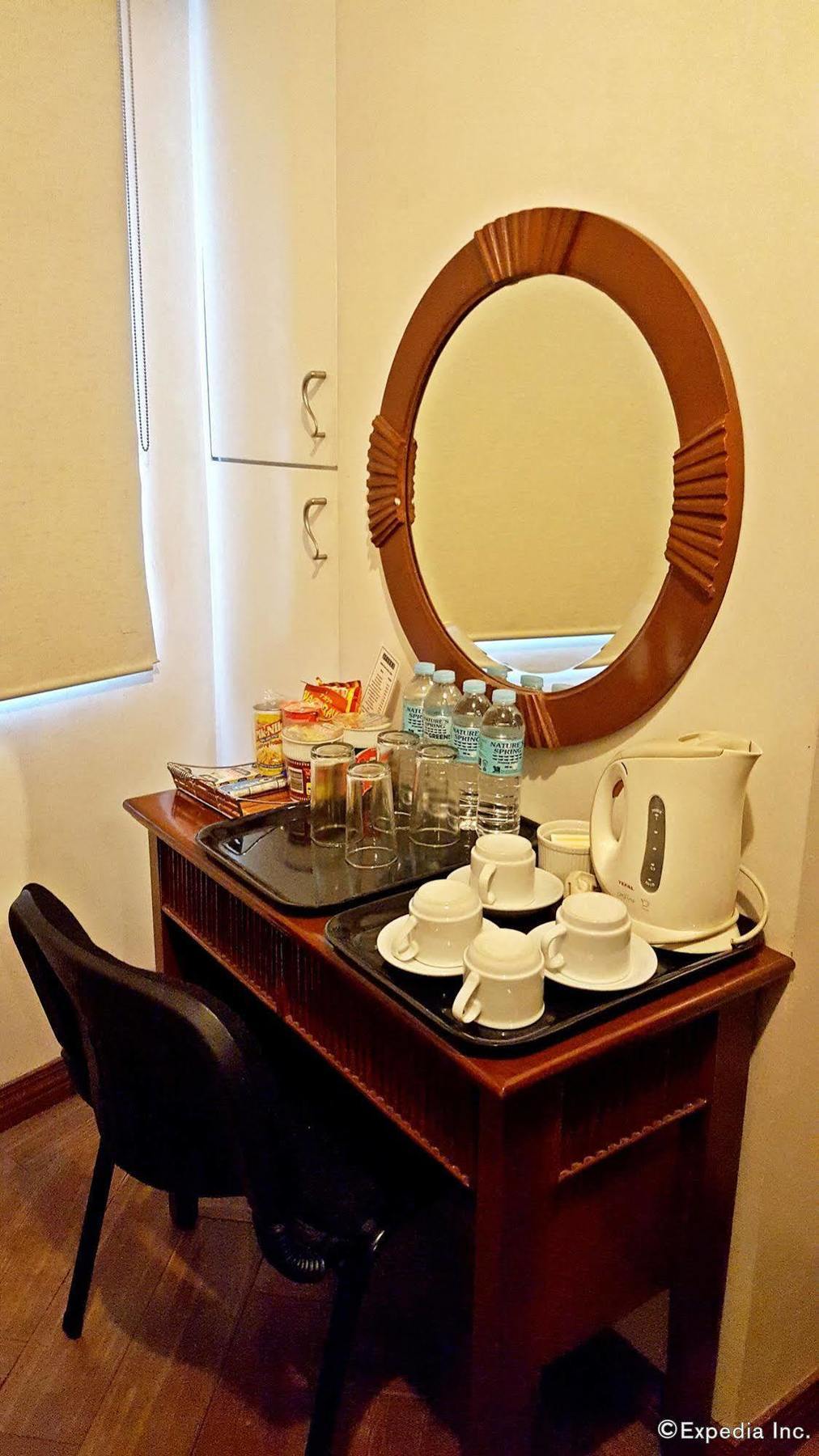 Avitel Hotel Makati City Exteriör bild