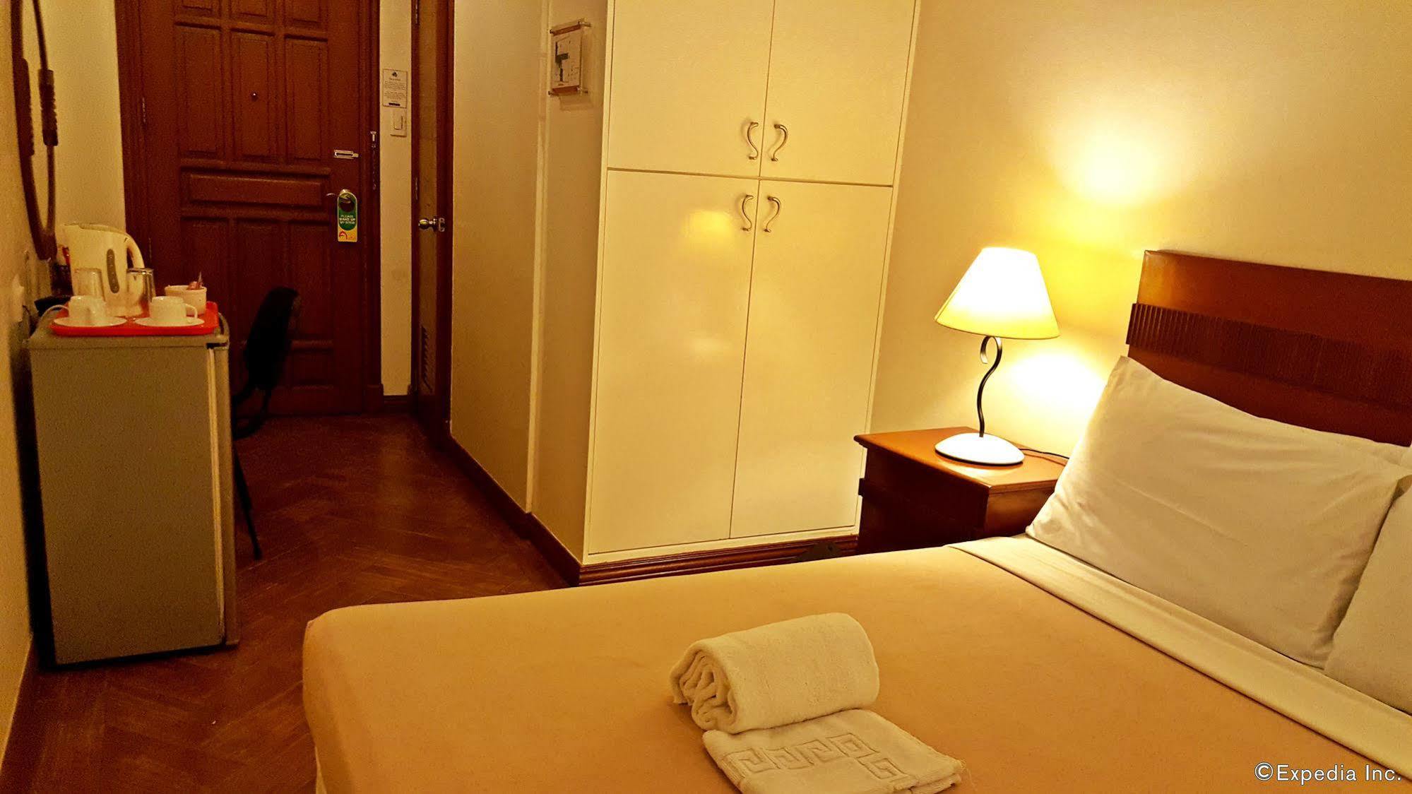 Avitel Hotel Makati City Exteriör bild