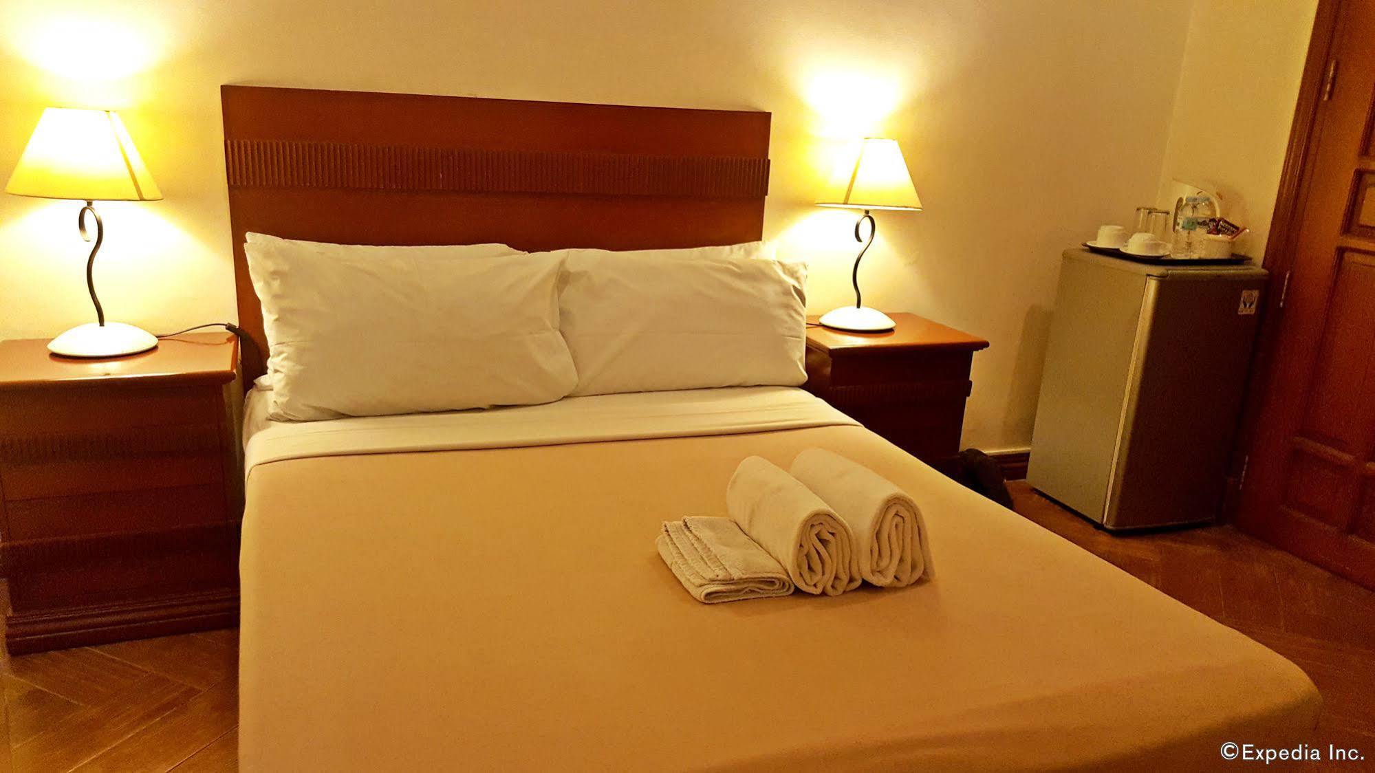 Avitel Hotel Makati City Exteriör bild