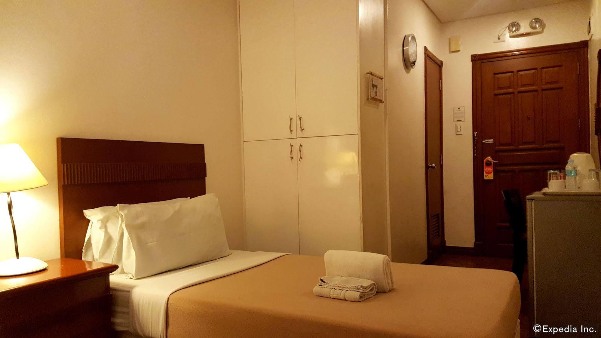 Avitel Hotel Makati City Exteriör bild
